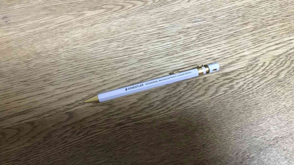 木目調の机の上に置かれた伊東屋×ステッドラー ヘキサゴナル限定版シャープペンシル。
