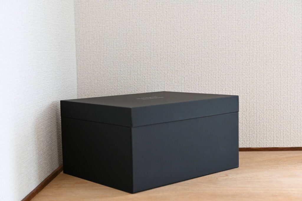 ブラックウイング×モレスキン アトリエセットの箱を閉じたまま置いている。