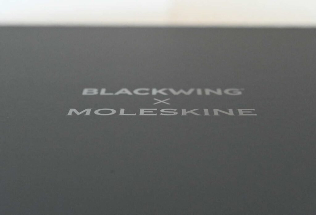 ブラックウイング×モレスキン アトリエセットの箱の上側についているロゴ。