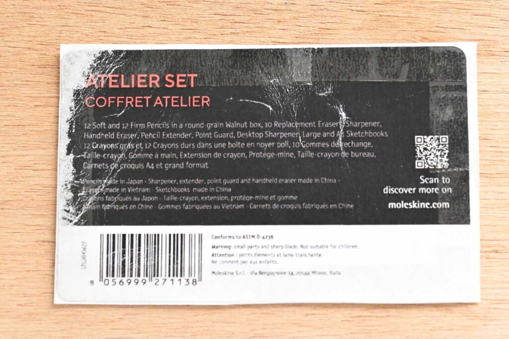 ブラックウイング×モレスキン アトリエセットのビニールについていた商品説明のシール。左側の部分がかすれている。