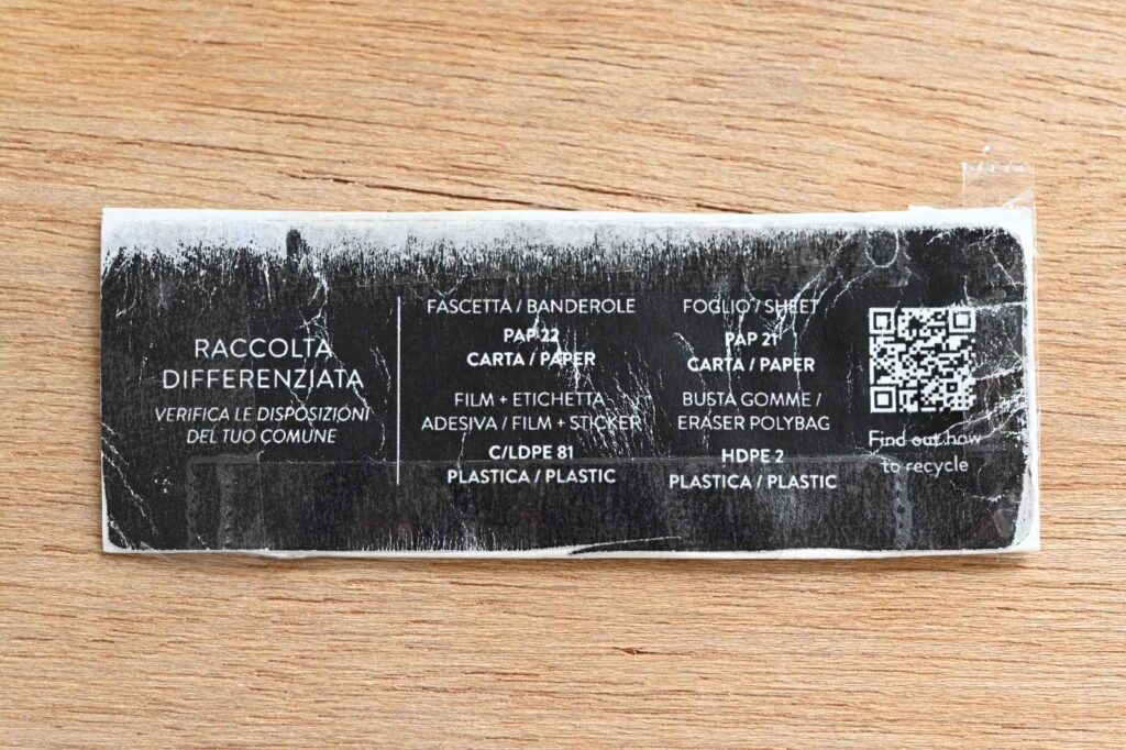 ブラックウイング×モレスキン アトリエセットのビニールについていた商品説明のシール2枚目。上と右の部分がかすれている。