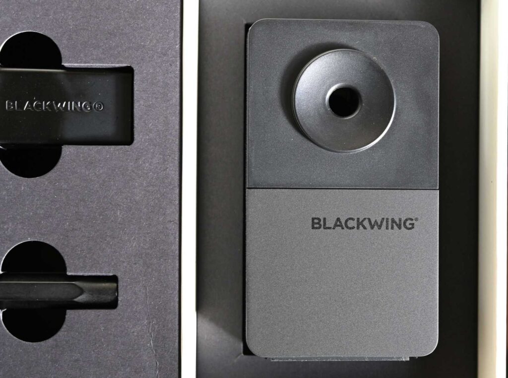 ブラックウイング×モレスキン アトリエセットの画材の部分。ブラックウイングの大きめの鉛筆削りを目立たせて撮影している。