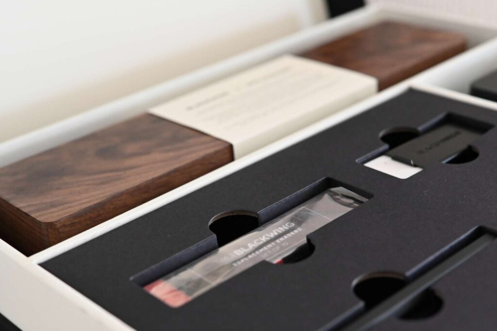 ブラックウイング×モレスキン アトリエセットの画材の部分。ブラックウイングのペンケース、鉛筆の消しゴムの替え、消しゴム、鉛筆ホルダーを写している。