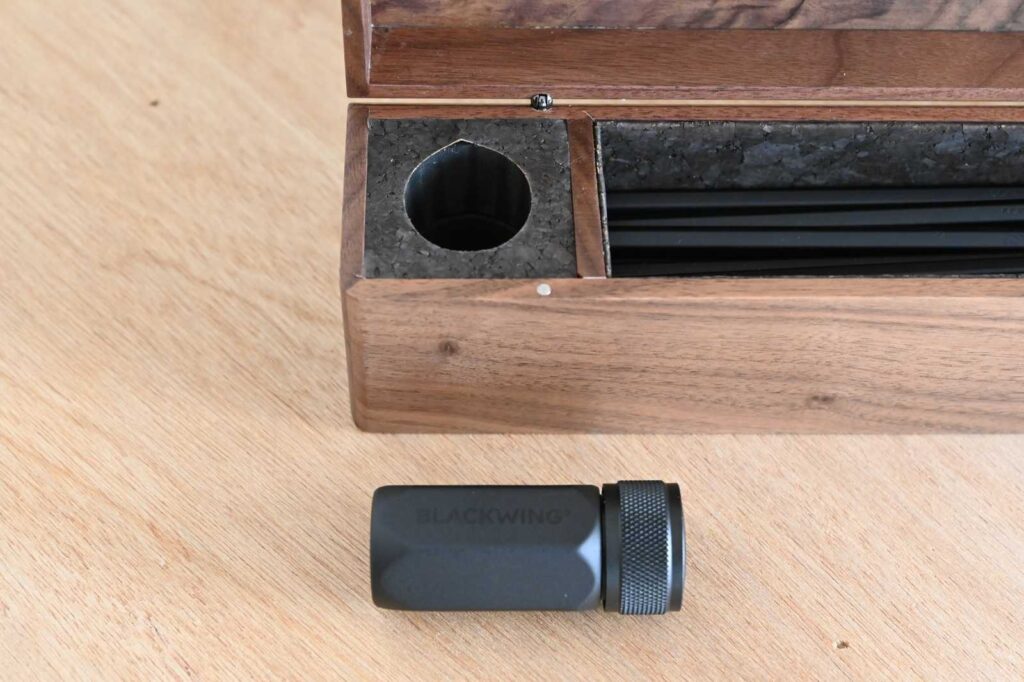 ブラックウイング×モレスキン アトリエセットのブラックウイングのペンケースの中に入っている小さきブラックウイングの鉛筆削りを出している写真。