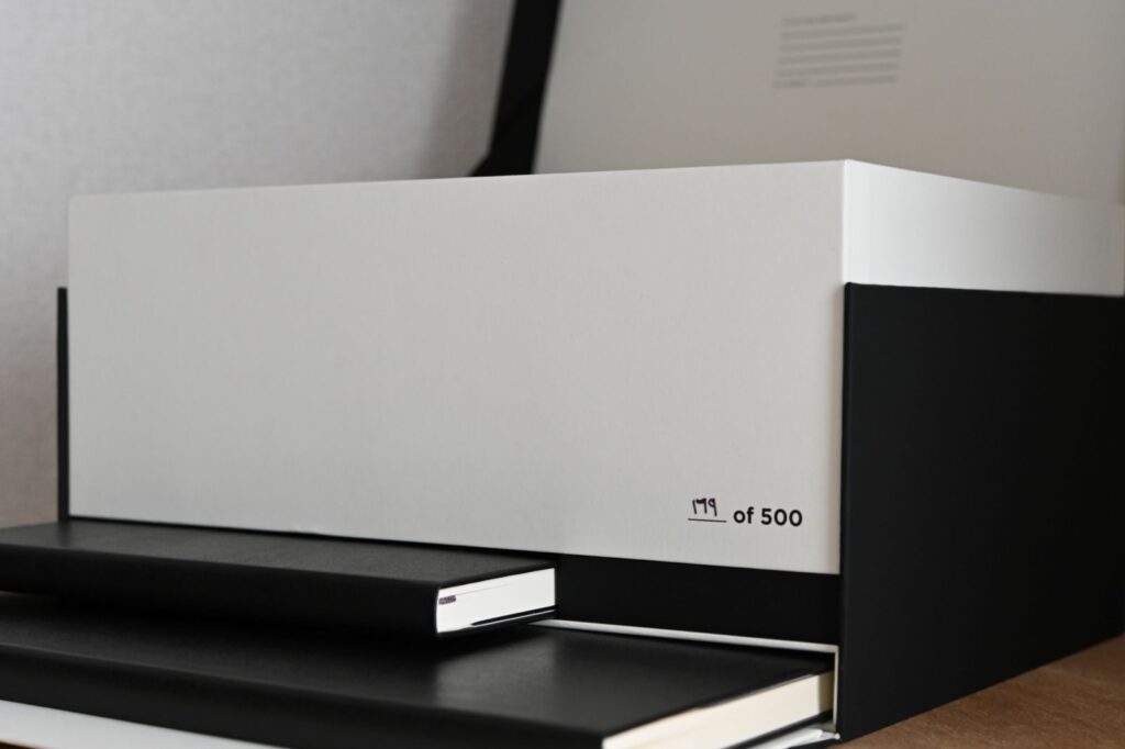 ブラックウイング×モレスキン アトリエセットの通し番号は179 of 500と箱の右側に書かれていることを撮影した写真。