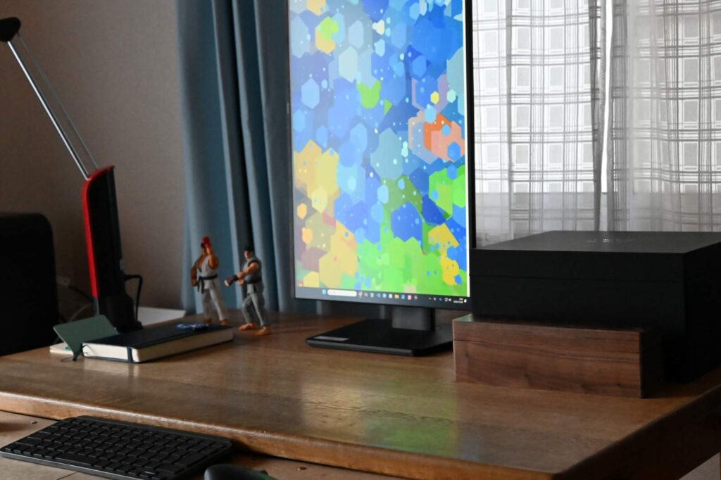 ブラックウイング×モレスキン アトリエセットを筆箱と一緒に机の上に置いている。早朝の光でしぶい感じが出ている。一緒に縦のディスプレイやストリートファイターのリュウのフィギュア2つ。モレスキンのエクスパンデッドとヴォランが置いてある。