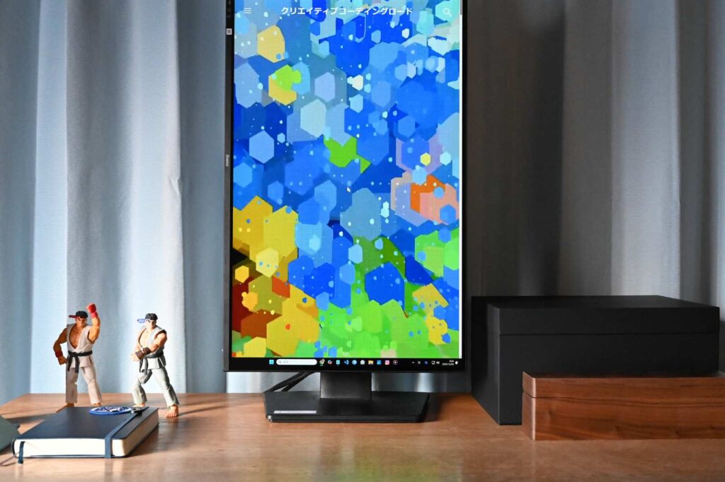 ブラックウイング×モレスキン アトリエセットを筆箱と一緒に机の上に置いている。正面のアングル。一緒に縦のディスプレイやストリートファイターのリュウのフィギュア2つ。モレスキンのエクスパンデッドを置いてある。