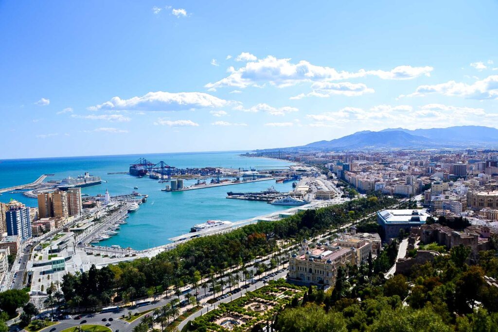スペインのマラガで撮影した写真。海や街並みが見える。