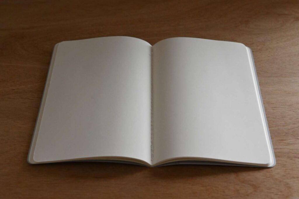 NASA限定版モレスキン カイエジャーナルを真ん中のページで開いている。