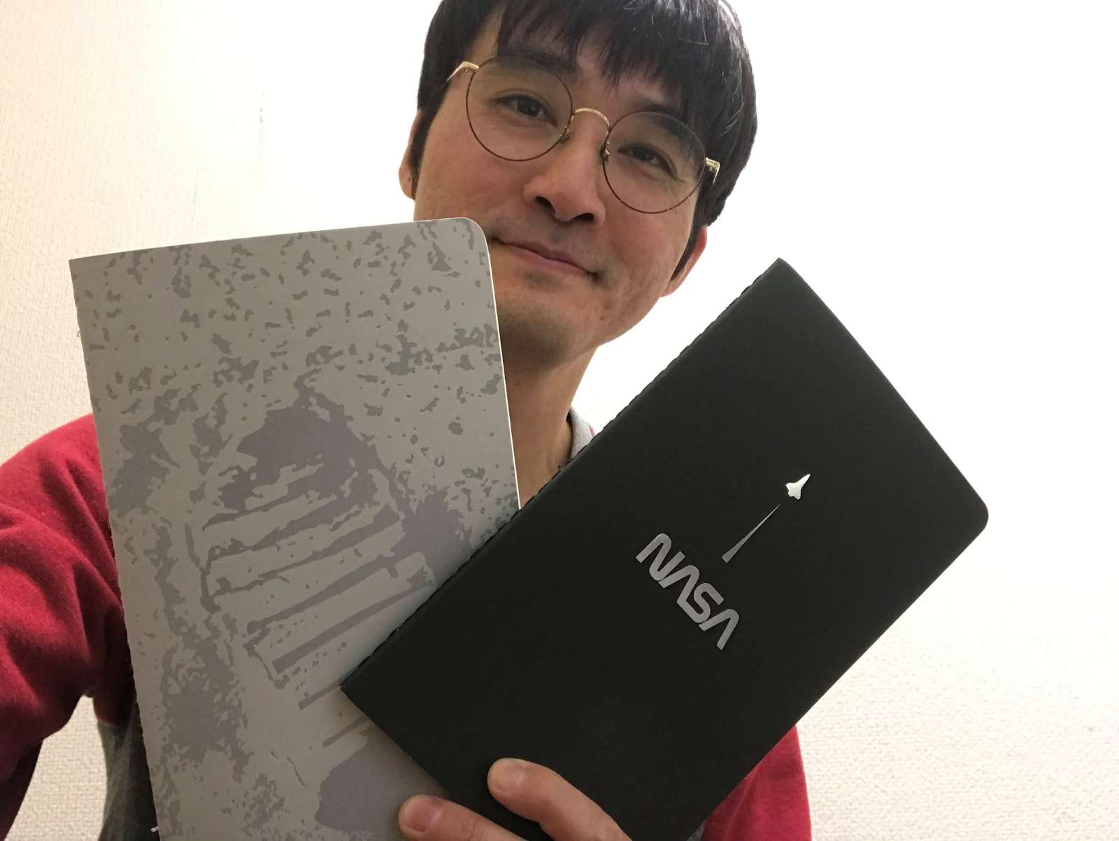 NASA-inspired 限定版カイエジャーナル大判、無地のカイエジャーナル2冊セットのモレスキンノートの表紙と、スペースシャトルのグラフィック。キャンペーン当選報告記事のアイキャッチ画像。