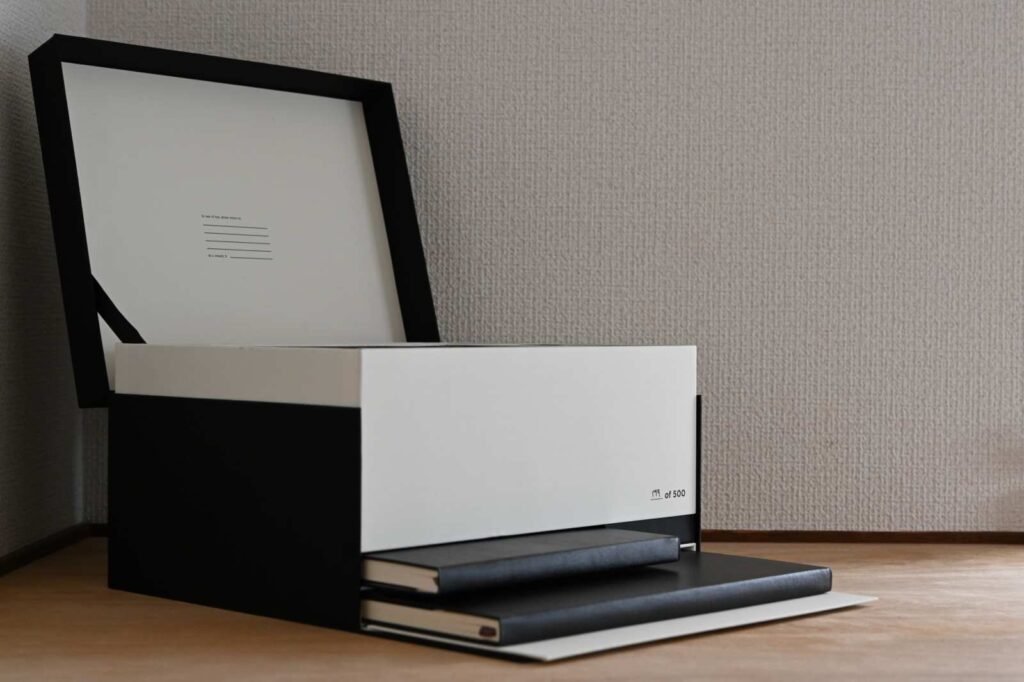 ブラックウイング×モレスキン アトリエセットを、付属しているノート2冊を出した状態で置いている。