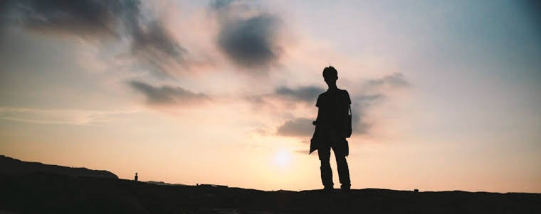 台湾ワーホリ中の上達の研究家ワタタクの写真。夕日をバックにシルエットが写っている。