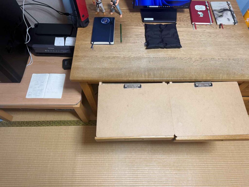 上達の研究家ワタタクのデスク環境。作業と勉強机の横に置いてある、低めの机にモレスキンのカイエジャーナルを置いている。