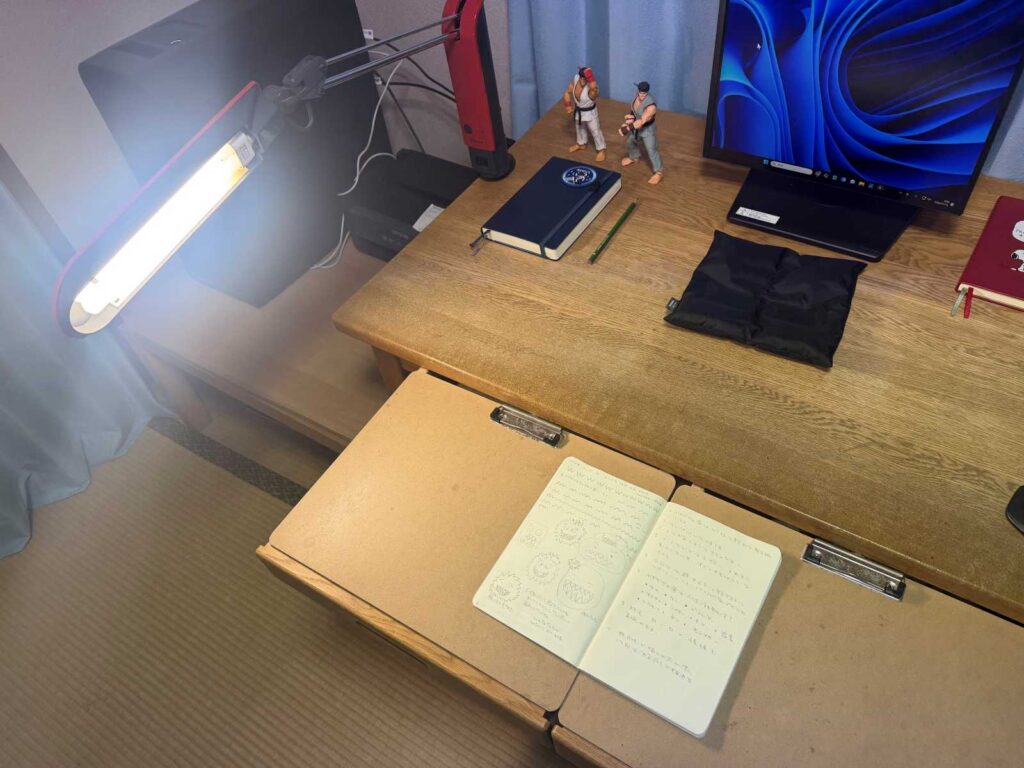 横から光を当ててノートを撮る様子。