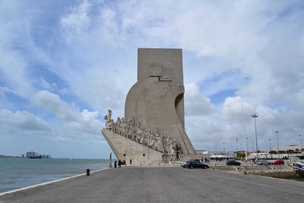 ポルトガル・リスボンの「発見のモニュメント」。大航海時代の歴史と、巨大な建造物が持つ曲線美の迫力。
