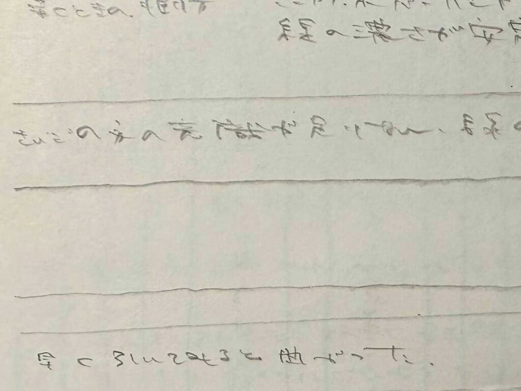 【WSN: A-007】鉛筆画の基礎練習。横線の安定と集中力の限界を記録したノートのクローズアップ。オーバーハンドグリップの検証プロセスを象徴するアイキャッチ画像。